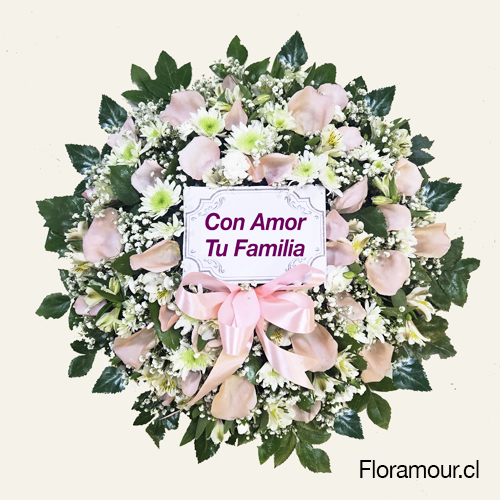 Fina corona mediana 60cm. de condolencias confeccionada con flores mixtas y p&eacute;talos de rosa naturales ncolor pastel. Incluye tarjet&oacute;n para agregar el texto de su agrado o simplemente el nombre de quienes env&iacute;an esta ofrenda.